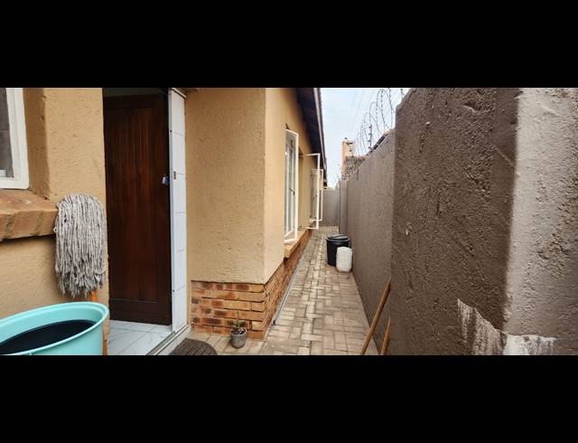 3 BEDROOM TOWNHOUSE FOR SALE IN WATERVAL EAST
